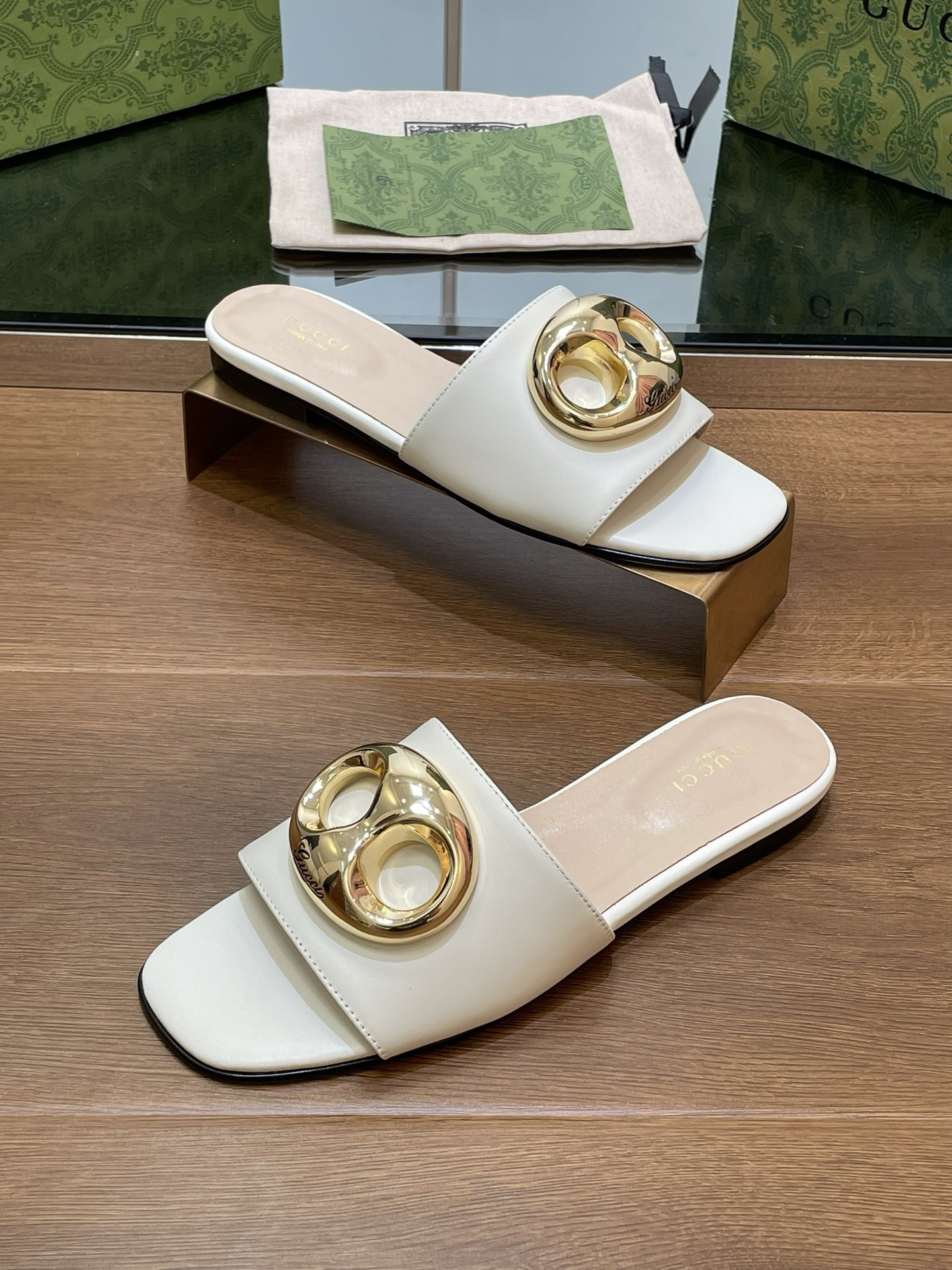 UA G*u*i MARINA CHAIN SLIDE