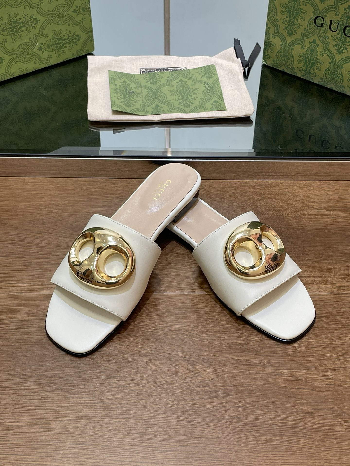 UA G*u*i MARINA CHAIN SLIDE