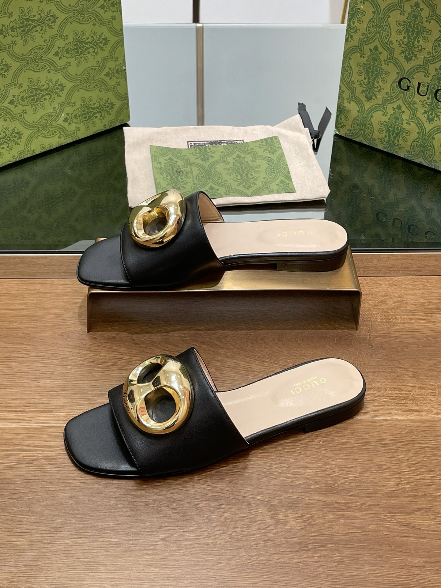UA G*u*i MARINA CHAIN SLIDE