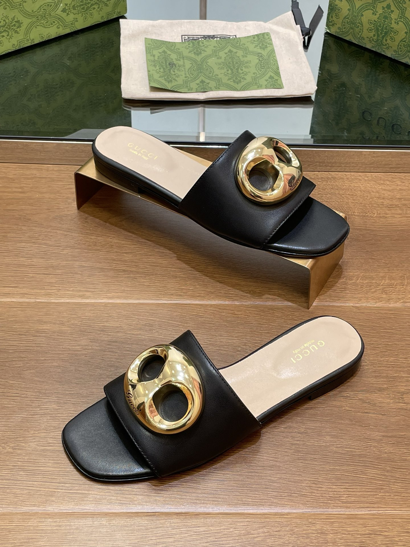UA G*u*i MARINA CHAIN SLIDE