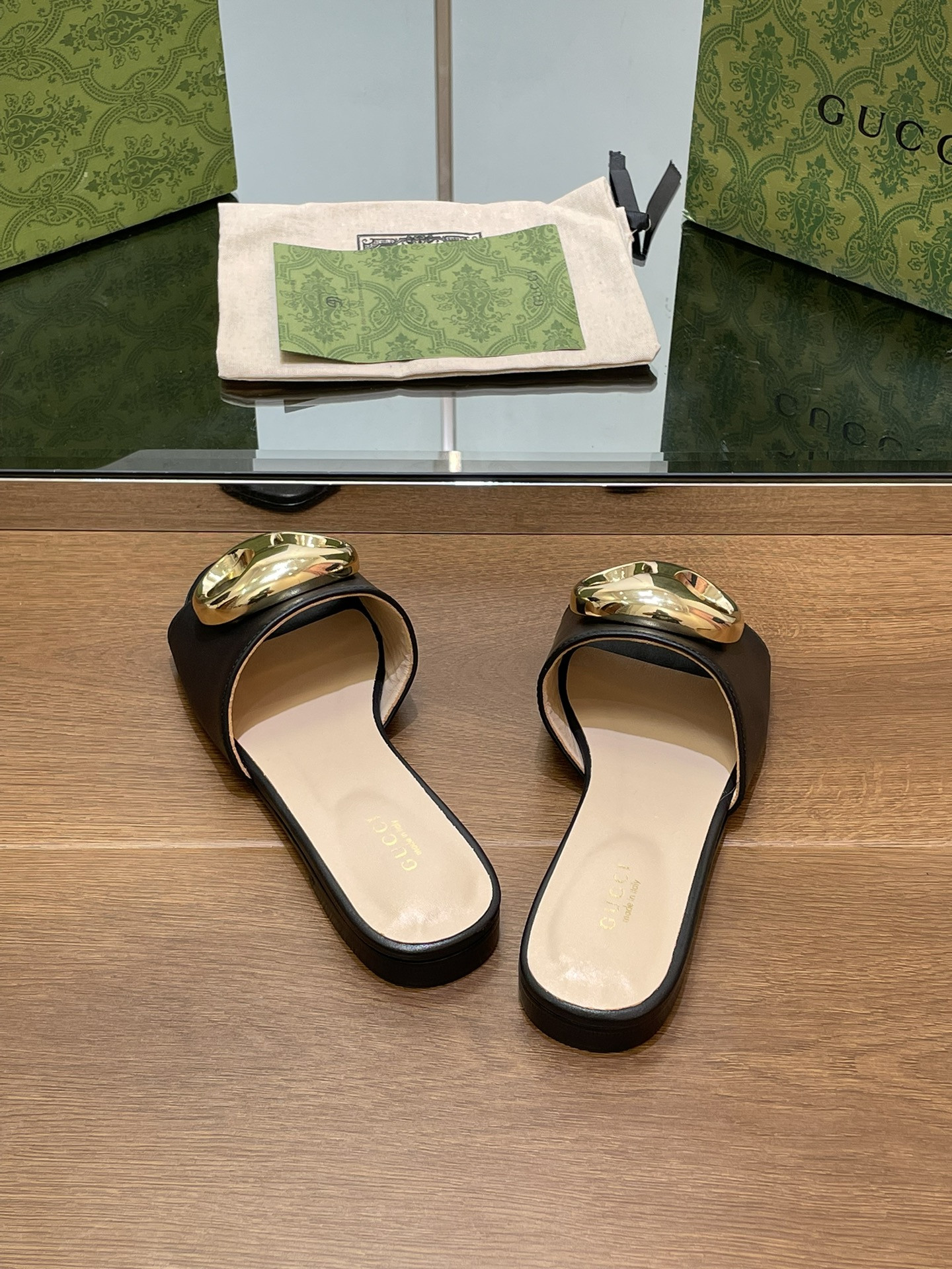 UA G*u*i MARINA CHAIN SLIDE