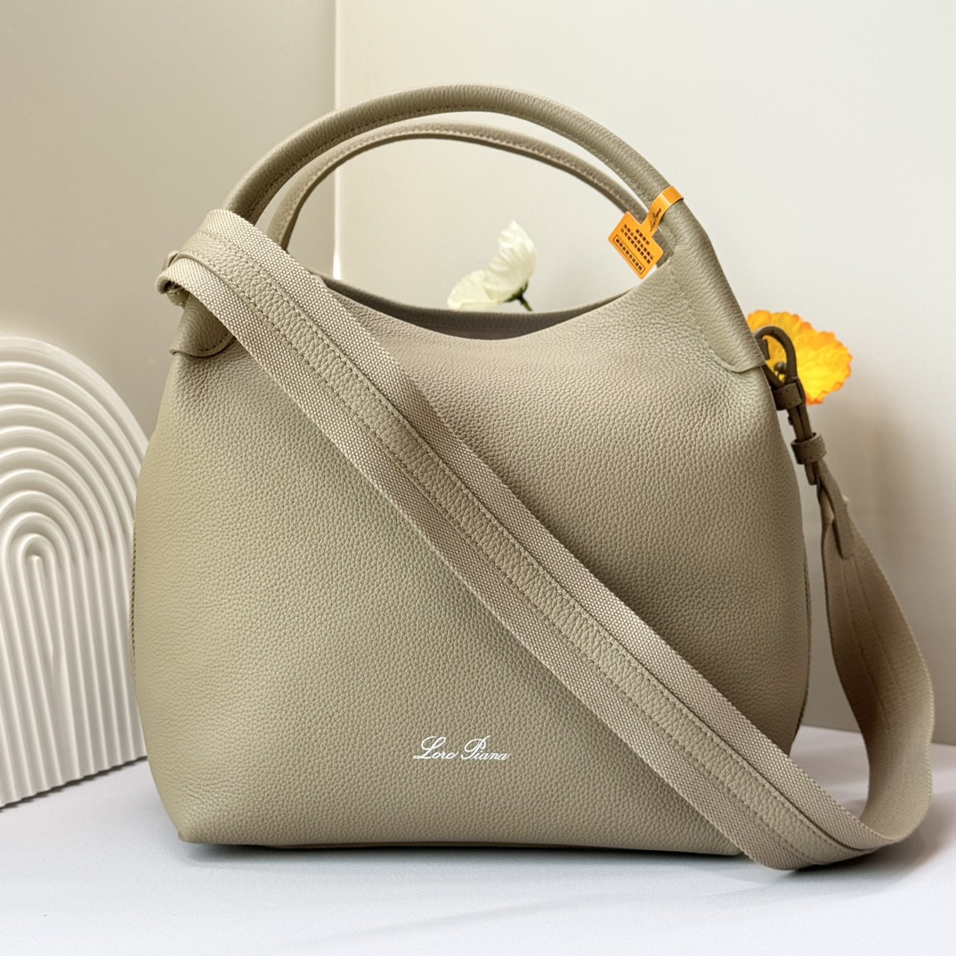 L**o p*ana Large Bale Bag Grained Calfskin 24 x 20 x 27 cm