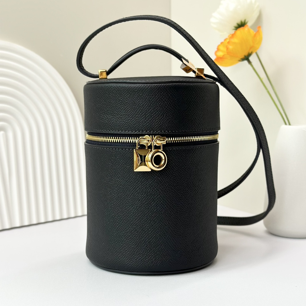 L**o p*ana Extra Case Textured Calfskin 12 x16 x12cm