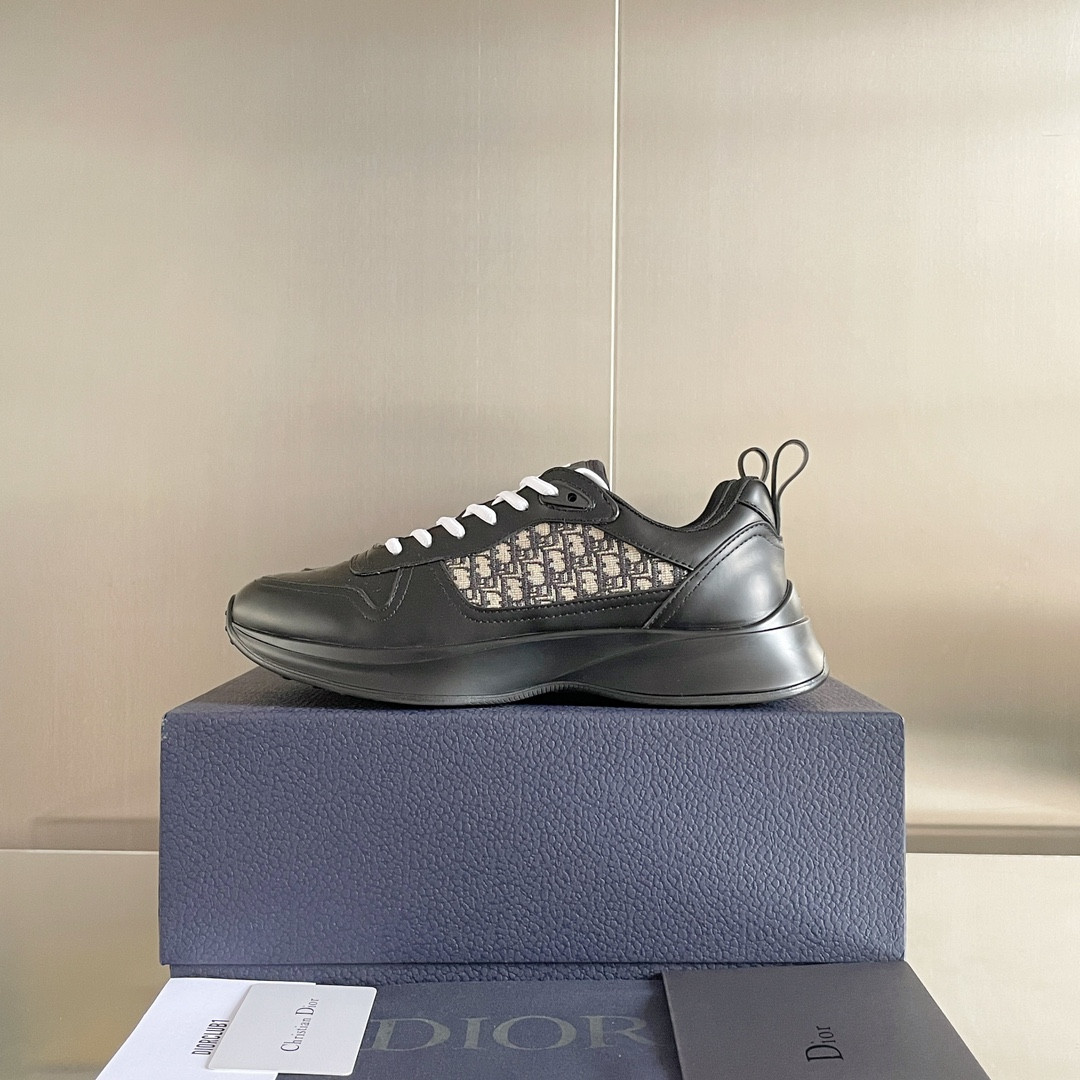 UA D*0r B25 Runner Sneaker