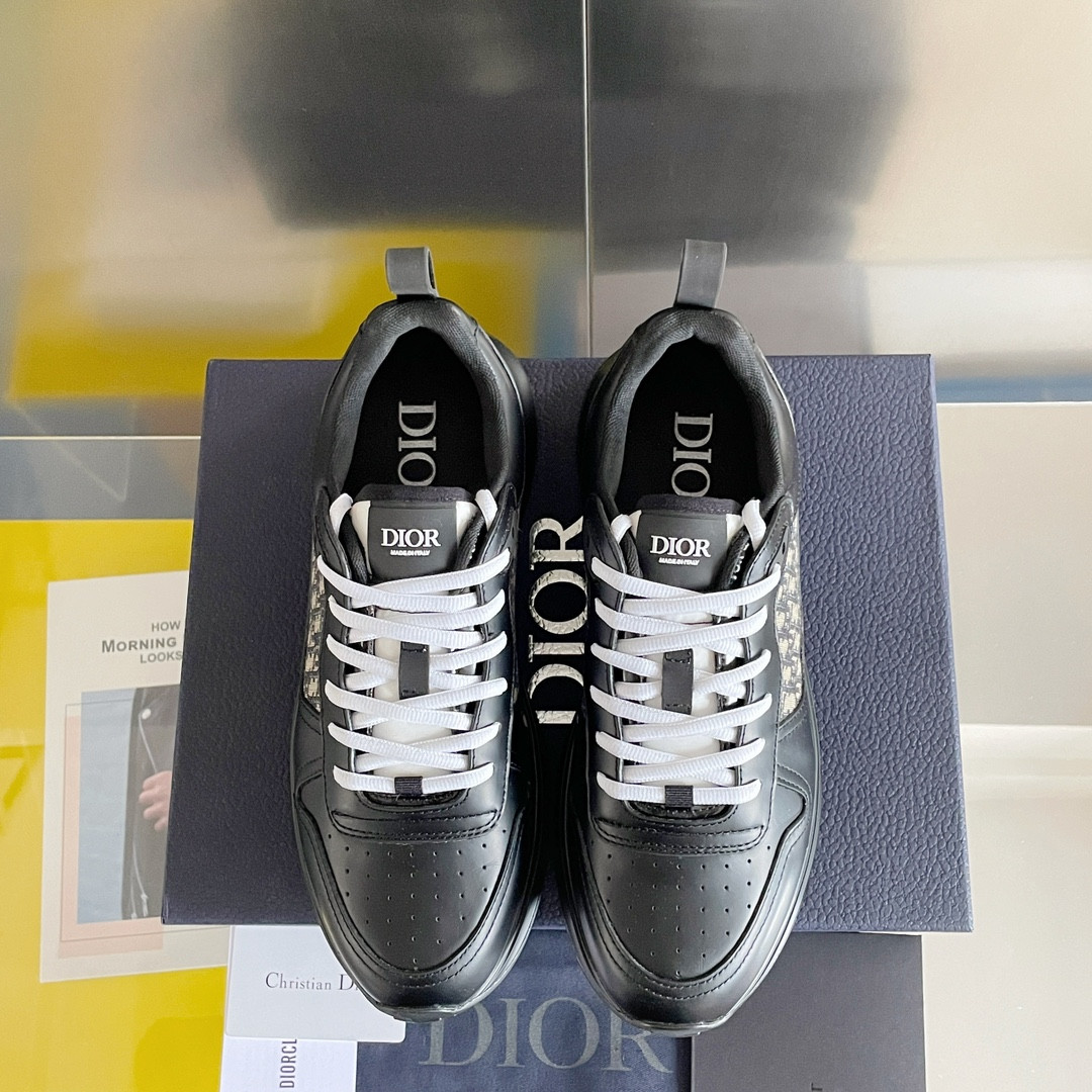 UA D*0r B25 Runner Sneaker
