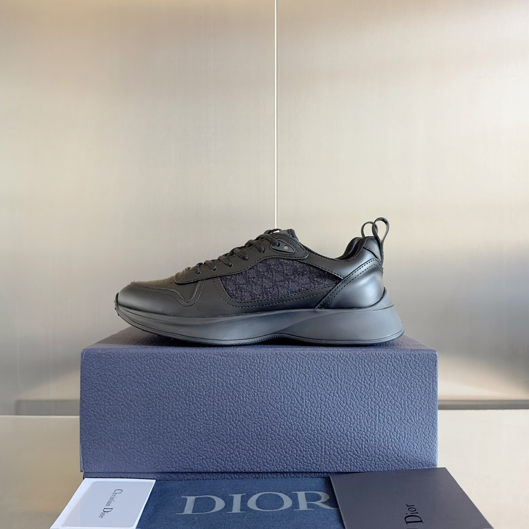 UA D*0r B25 Runner Sneaker