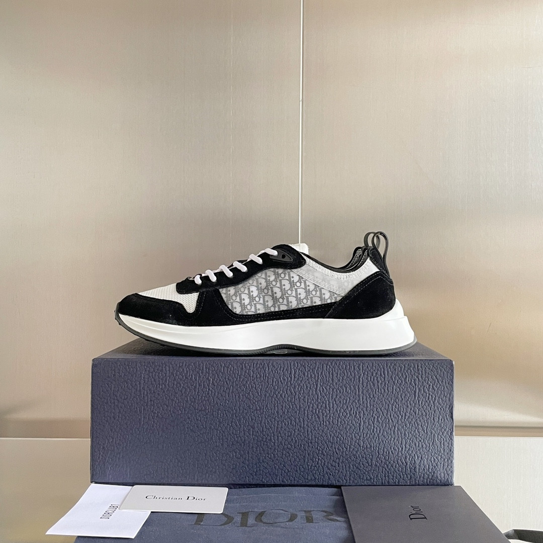 UA D*0r B25 Runner Sneaker