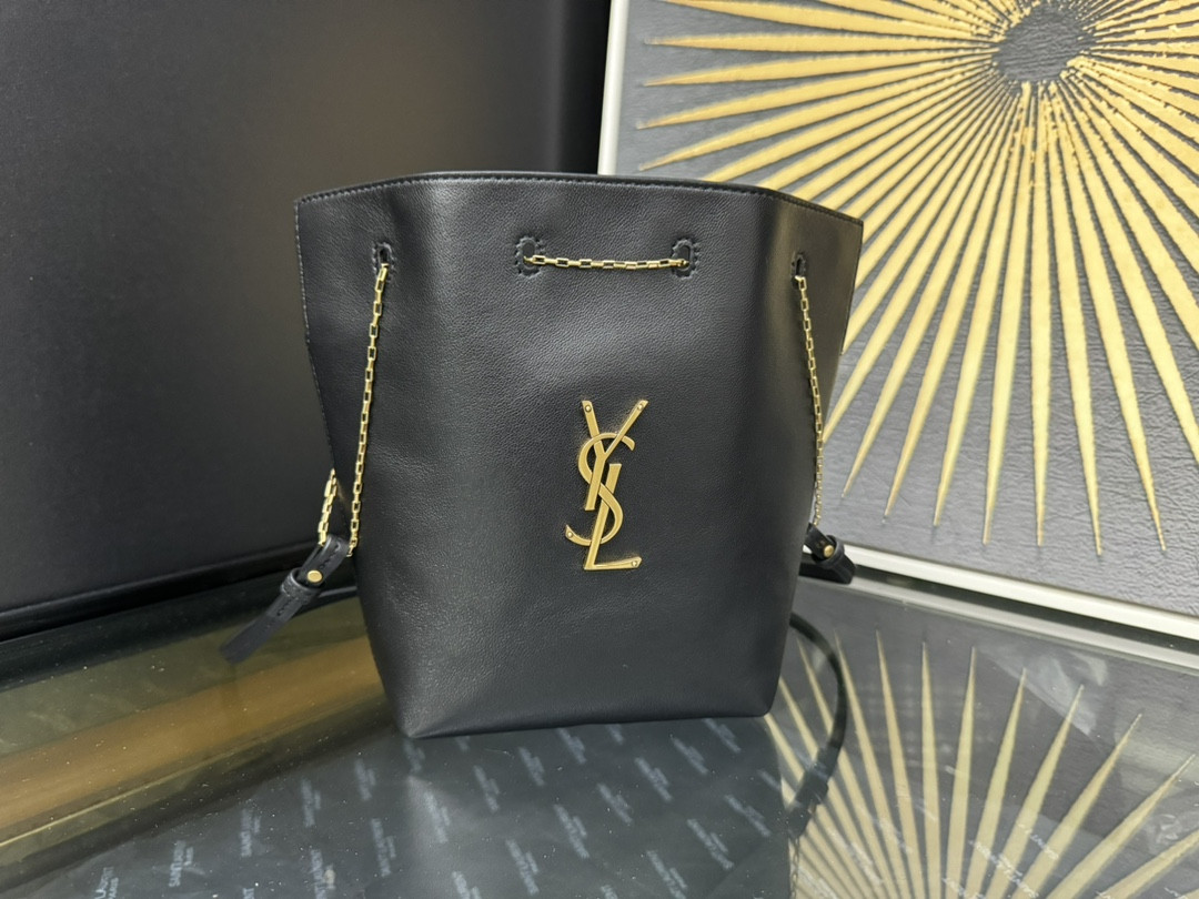Y*L POCHON in lambskin 20x24x3cm