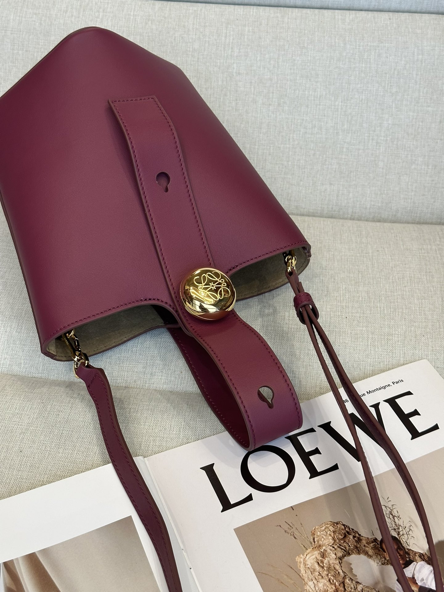 L0ew* Mini Pebble bucket in mellow calfskin 19.5x16x16cm
