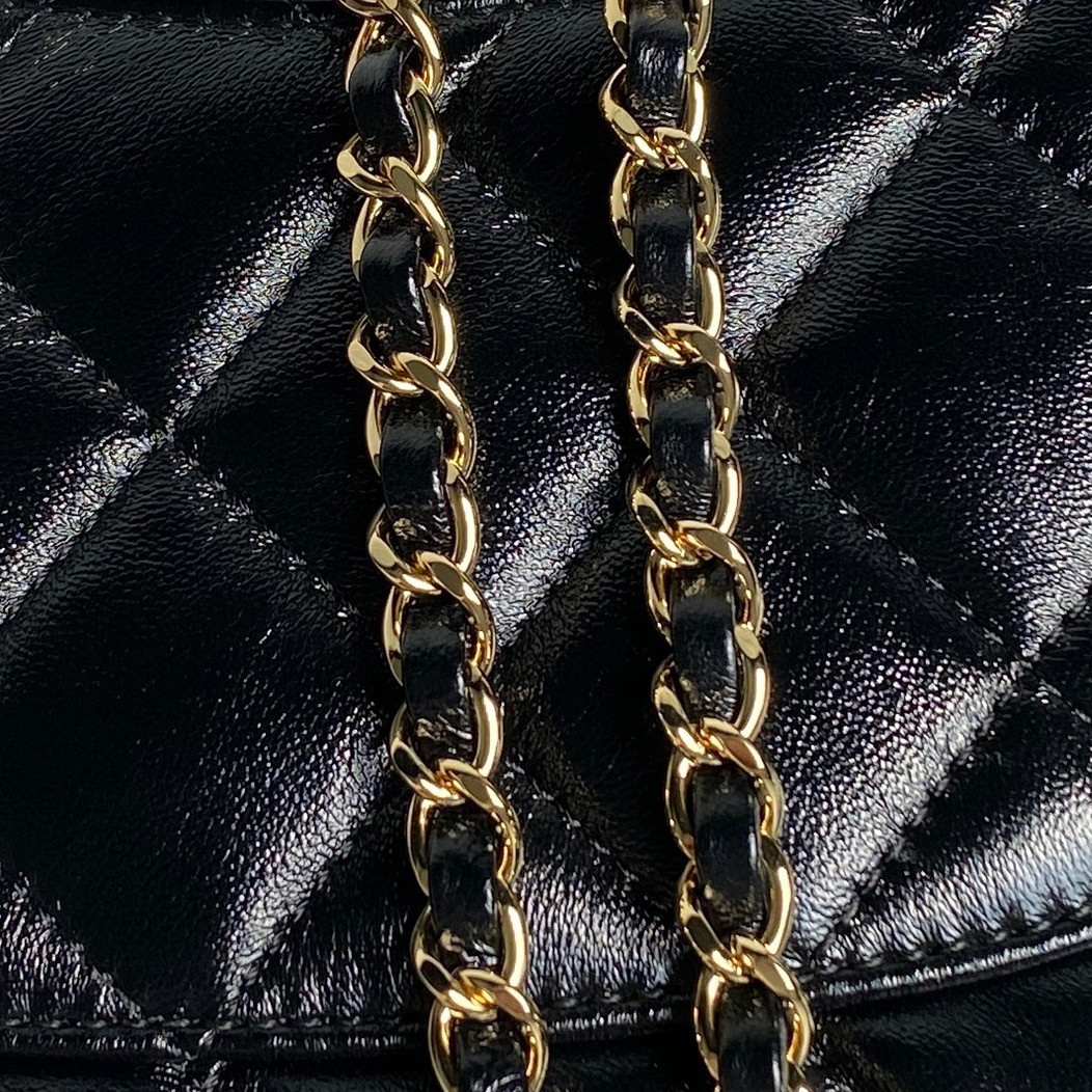 Ch*el WALLET ON CHAIN   17x25x8cm