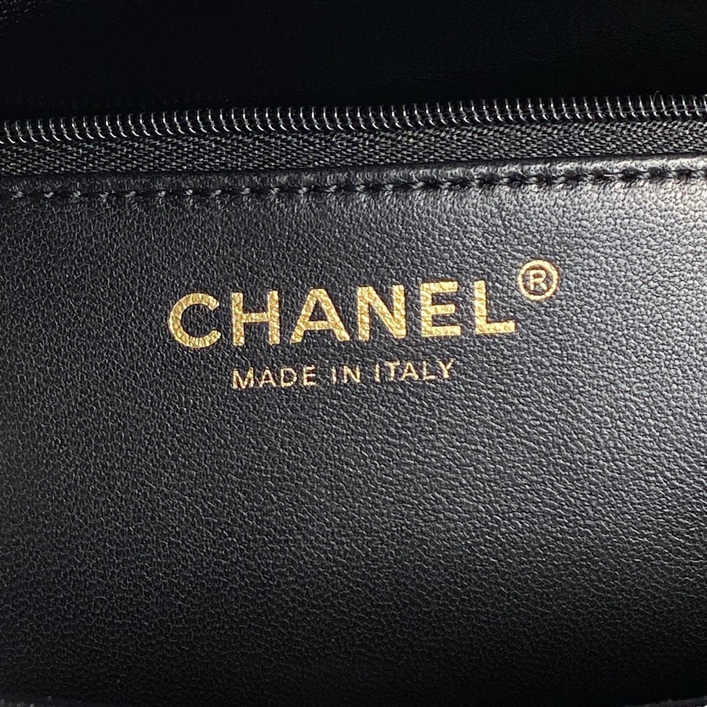 Ch*el WALLET ON CHAIN   17x25x8cm