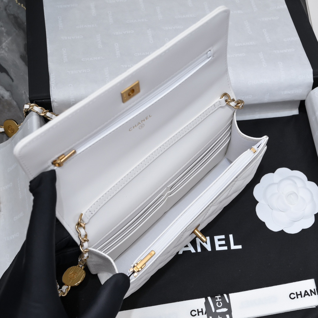 Ch*el WOC CLASSIC WALLET ON CHAIN 19cm